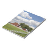 カンザス州パモナにある赤い納屋と農場。 ノートパッド (回転)