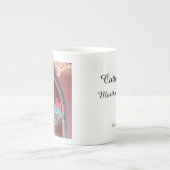 カンデラブラとピンク – マーサのブドウ畑 ボーンチャイナマグカップ (正面)