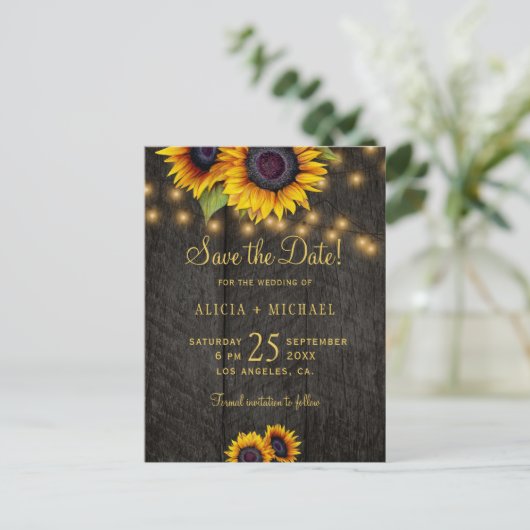 カントリーのヒマワリ納屋の木の結婚式の日付を保存 案内ポストカード (スタンド正面)