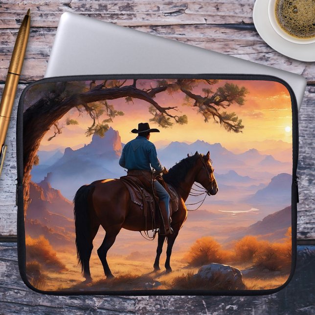 カントリーアンドウエスタンカウボーイホースラップトップスリーブ ラップトップスリーブ (Laptop sleeve featuring a painting of a cowboy on his horse overlooking a landscape at sunset)