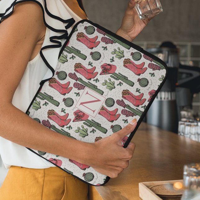 カントリーガーリー女性のカーボーイクリスマスモノグラム ラップトップスリーブ (Custom "Howdy Christmas" Country Xmas Cowgirl Boots, Hats, Mittens, Cactus. Hand-Drawn in Black Ink.)