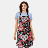 カントリーキッチンペイズリーカントリーウエスタンレッドブラック エプロン (着用した状態)