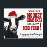 カントリークリスマスサンタカウズ シーズンポストカード<br><div class="desc">かわいい国をテーマにした休日のクリスマスの郵便はがきファームフォーク!白と黒の大きなホステイン乳牛が頭に明るくてフワフワのサンタハットを着てミルクを赤と白生産することが知られている。田舎の西スタイル赤い文字と2つの牛のパンは、あなたの友人と家族にモウイのクリスマスと幸せな年を望モーむ。家族またはファーム名と年でパーソナライズ。これは葉書なので、封筒を書使わなくパーソナライズされた、裏面にメッセージを貼り、切手を貼り付け、郵便にポップ・アートのも簡単に貼ることができる。</div>
