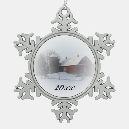 カントリークリスマスレッドバーンデイテッド スノーフレークピューターオーナメント (正面)