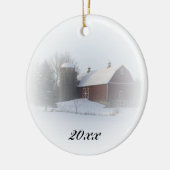 カントリークリスマスレッドバーンデイテッド セラミックオーナメント (左)