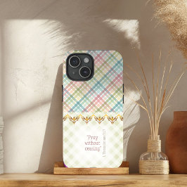 カントリーコア風 パステルカラーとグリーンのチェック柄 ゴールドの鳩 聖書 iPhone 15ケース