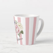 カントリーシックストライプのピンクローズブーケモノグラムの カフェラテマグ (右アングル)