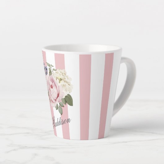 カントリーシックストライプのピンクローズブーケモノグラムの カフェラテマグ (右アングル)