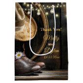 カントリーブーツ、帽子&バーンウッド結婚のミディアムギフト ミディアムペーパーバッグ (裏面)