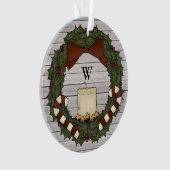 カントリー初期のファームハウスホリーモノグラムリース オーナメント (正面)