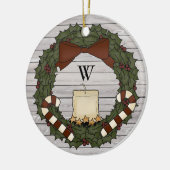 カントリー初期のファームハウスホリーモノグラムリース セラミックオーナメント (左)