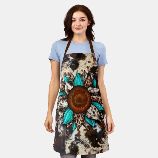 カントリー牛革とヒョウ柄ターコイズ花 エプロン (着用した状態)