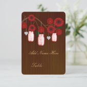 カントリー風の素朴な赤いメイソンジャー テーブルプレースカード 招待状 (スタンド正面)