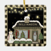 カントリ初期のークリスマスコテージと雪だるま セラミックオーナメント (正面)