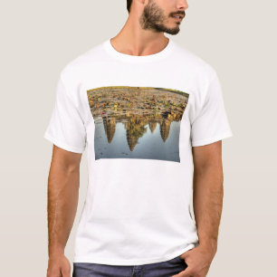 カンボジア、アンコールワット。寺院の反射 Tシャツ