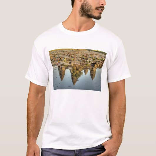 カンボジア、アンコールワット。寺院の反射 Tシャツ (正面)
