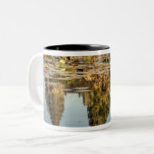 カンボジア、アンコール·ワット。寺の反射 ツートーンマグカップ (正面左)