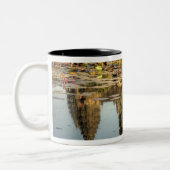 カンボジア、アンコール·ワット。寺の反射 ツートーンマグカップ (左)