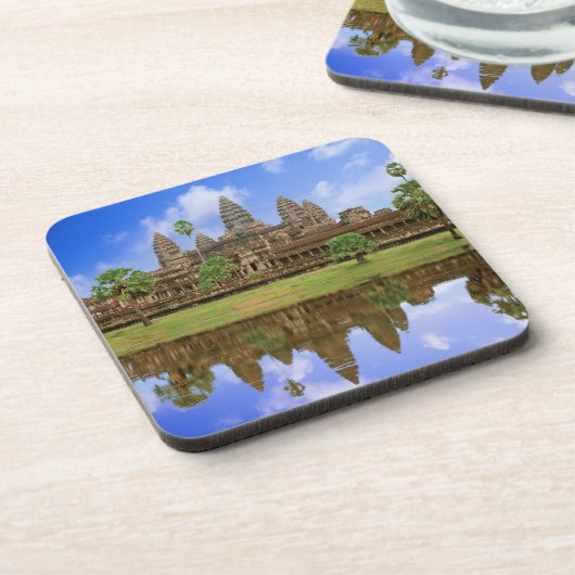 カンボジア、カンプチア、アンコールワット寺院。 コースター (左側)