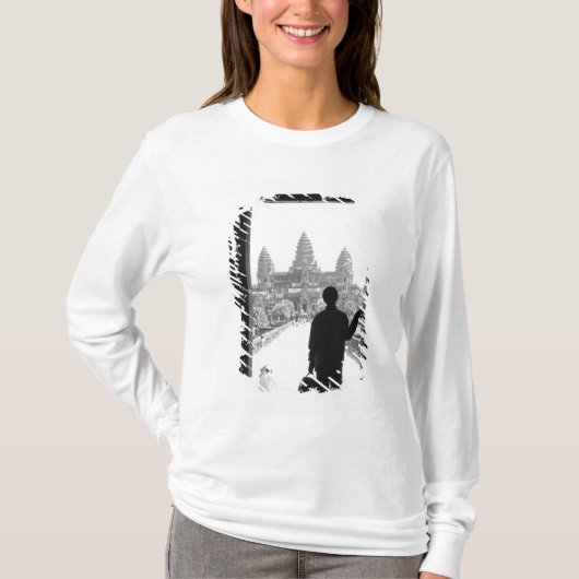 カンボジア・シェムリアップ, アンコールワット遺跡の扉と人物 Tシャツ (正面)