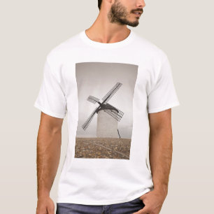 カンポ・デ・クリプタナの古いラ・マンチャ地方の風車 Tシャツ