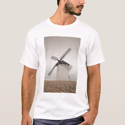 カンポ・デ・クリプタナの古いラ・マンチャ地方の風車 Tシャツ (正面)