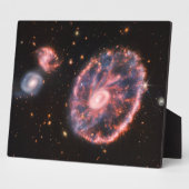 カーウィール・ギャラクシー、ジェームズ・ウェが・スペース・テレスコープ フォトプラーク (側面)