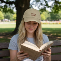 カーキ色で本を読むホットガール
