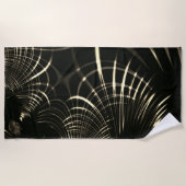 カーキ色と暗い背景の尖った曲線 ビーチタオル (正面)