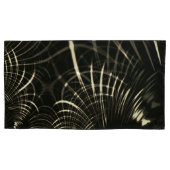 カーキ色と暗い背景の尖った曲線 枕カバー (正面左)