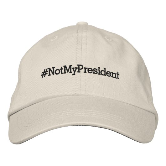 カーキ色の#NotMyPresident、はっきりしたで黒い文字 刺繍入りキャップ (正面)