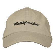 カーキ色の#NotMyPresident、はっきりしたで黒い文字