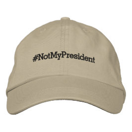 カーキ色の#NotMyPresident、はっきりしたで黒い文字 刺繍入りキャップ