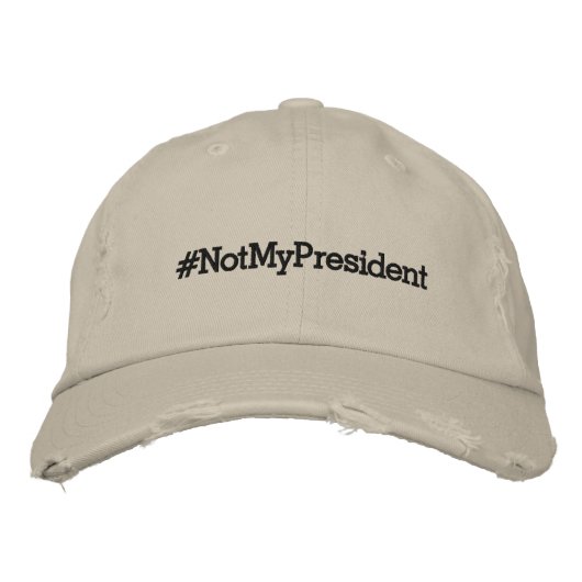 カーキ色の#NotMyPresident、はっきりしたで黒い文字 刺繍入りキャップ (正面)