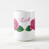 カーシブのイニシャルのマグ付きピンクのバラ コーヒーマグカップ (中央)