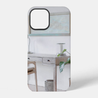 カーテンそばの空机 iPhone 12ケース
