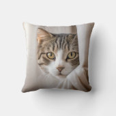 カーテンを掛けたタビー猫 クッション (裏面)