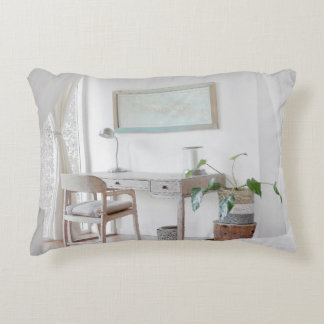 カーテン付近の空机 アクセントクッション