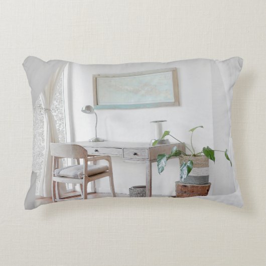 カーテン付近の空机 アクセントクッション (正面)