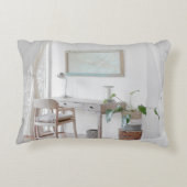 カーテン付近の空机 アクセントクッション (裏面)