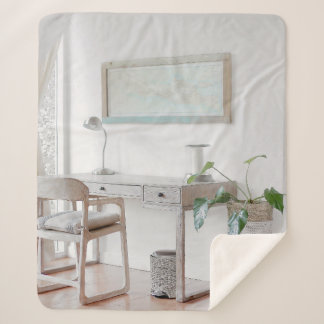 カーテン付近の空机 シェルパブランケット
