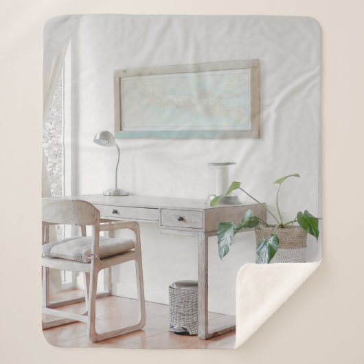 カーテン付近の空机 シェルパブランケット (正面)