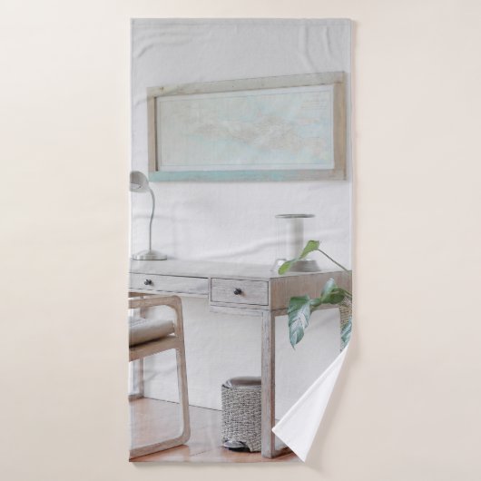カーテン付近の空机 バスタオル (バスタオル)