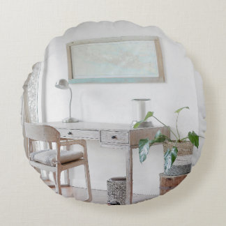 カーテン付近の空机 ラウンドクッション