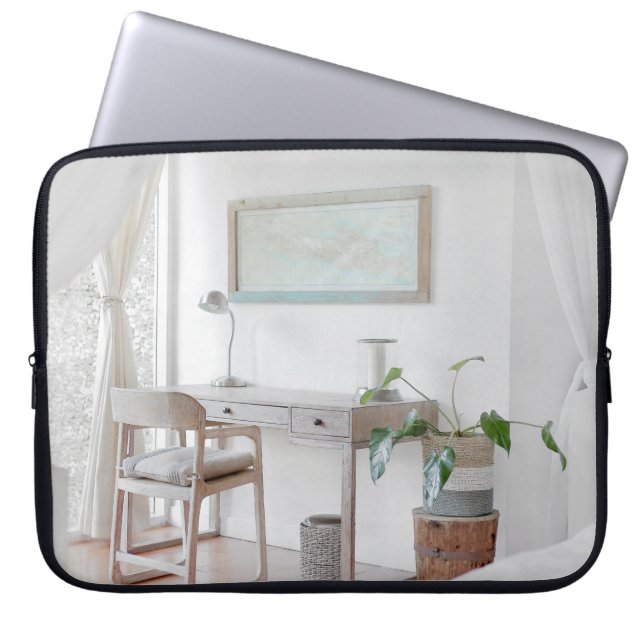 カーテン付近の空机 ラップトップスリーブ (正面)