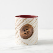 カーディガンのセーター素朴な木のボタンクリームブラウン マグカップ (中央)