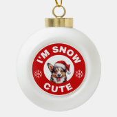 カーディガンウェルシュコーギー私は雪かわいい セラミックボールオーナメント (正面)
