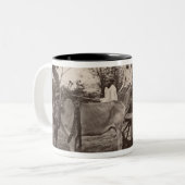 カートはマンダレイ、ビルマで2頭のウシによって引っ張りました ツートーンマグカップ (正面左)