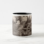 カートはマンダレイ、ビルマで2頭のウシによって引っ張りました ツートーンマグカップ (中央)