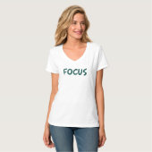カートゥーン風ダークグリーン・タイポグラフィーデザイン「FOCUS」 Tシャツ (正面フル)